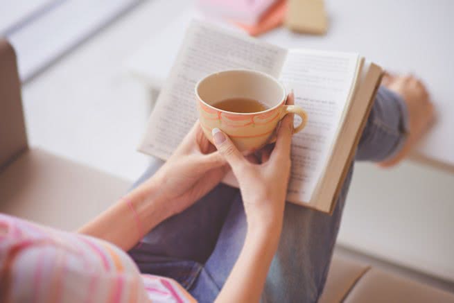 Livro e copo de chá