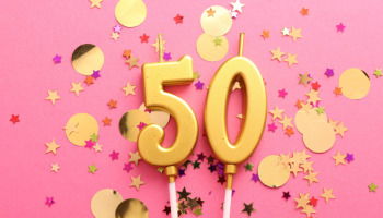 Felices 50 años: frases para celebrar la experiencia, el amor y la vida
