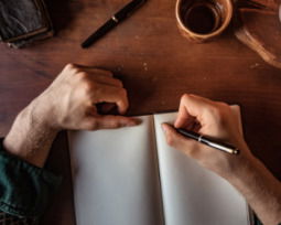 Dedicatorias para libros que inspiran, sorprenden y conmueven