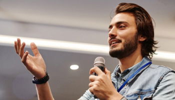 11 ejemplos de discursos para inspirarte y  ganar confianza al hablar