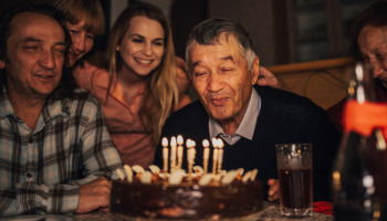 Feliz cumple abuelo: mensajes únicos para un hombre inolvidable