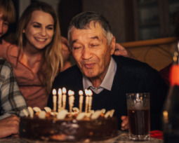 Feliz cumple abuelo: mensajes únicos para un hombre inolvidable