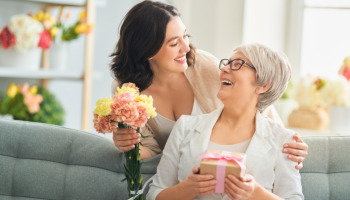 Feliz cumple madrastra: frases bonitas y llenas de cariño