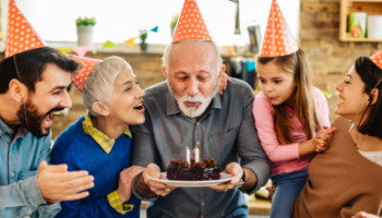 Feliz cumple padrastro: frases para dedicarle en su día