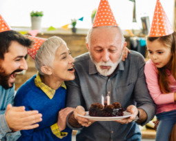 Feliz cumple padrastro: frases para dedicarle en su día