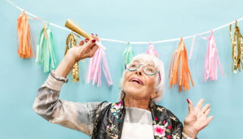 Feliz cumpleaños abuela: 57 frases para emocionar y sorprender