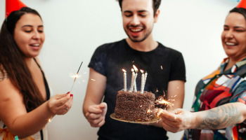 Feliz cumpleaños compadre: mensajes de gratitud y alegría