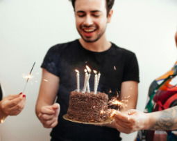 Feliz cumpleaños compadre: mensajes de gratitud y alegría