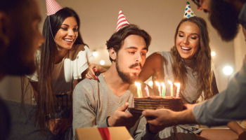 Feliz cumpleaños para hombre: haz que se sienta único y especial