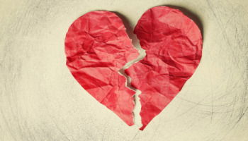 31 frases anti San Valentín para reírte del amor con sarcasmo y estilo