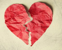 31 frases anti San Valentín para reírte del amor con sarcasmo y estilo