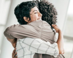 40 frases de abrazos que te recordarán la magia de un gesto simple