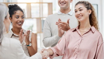 Frases de agradecimiento laboral al jefe que reconocen su apoyo y liderazgo