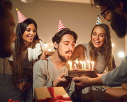 Frases de cumpleaños para un amigo que lo harán sonreír en su dia especial