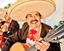 46 frases de mariachis mexicanos para brindar y festejar