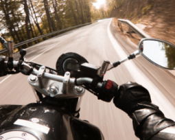43 frases de motos que capturan la libertad sobre dos ruedas