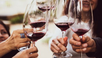 28 frases de vino para brindar por la vida, el amor y la amistad