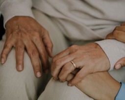 42 frases para abuelos fallecidos que expresan amor y gratitud eterna