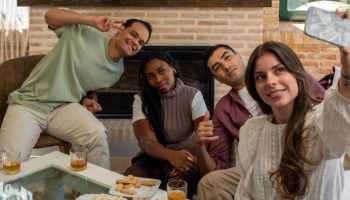 42 frases para amigos que celebran la amistad de corazón