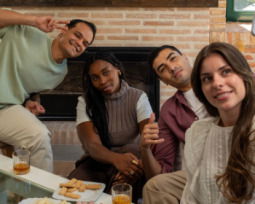 42 frases para amigos que celebran la amistad de corazón