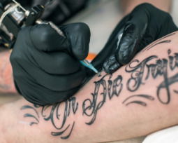 82 frases para tatuajes poderosas y significativas