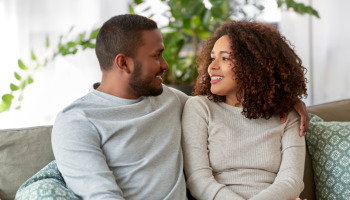 102 preguntas para parejas que buscan reír, conectar y sorprenderse