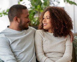102 preguntas para parejas que buscan reír, conectar y sorprenderse