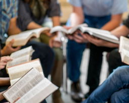 24 textos bíblicos para jóvenes que buscan fortalecer su fe