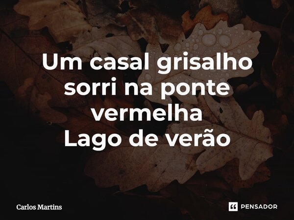 ⁠Um casal grisalho sorri na ponte vermelha Lago de verão... Frase de Carlos Martins.