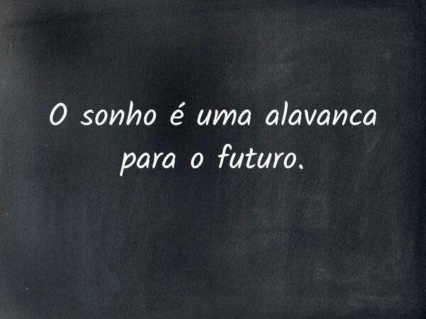 O sonho é uma alavanca para o futuro.... Frase de daianearere.