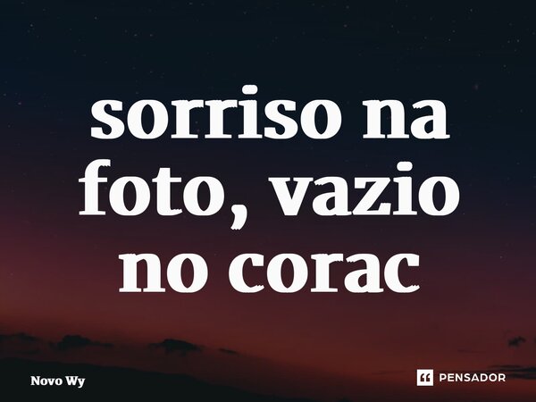 ⁠sorriso na foto, vazio no coração... Frase de Novo Wy.