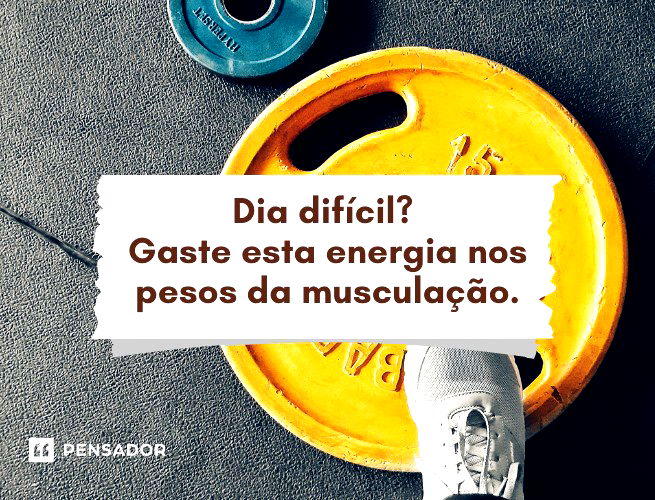 Dia difícil? Gaste esta energia nos pesos da musculação.