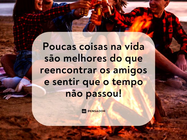 Amigos na fogueira na praia.