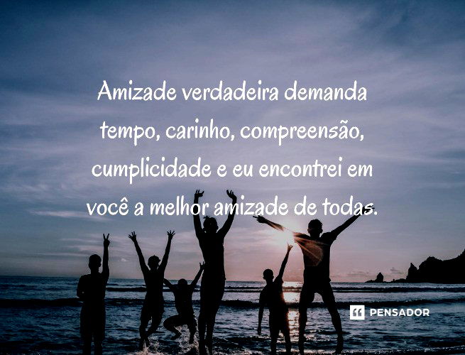 Grupo de amigos na água em uma praia com as mãos para cima.