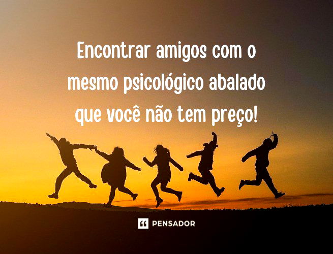 Grupo de cinco amigos pulando em cima de uma colina e o pôr do sol ao fundo.