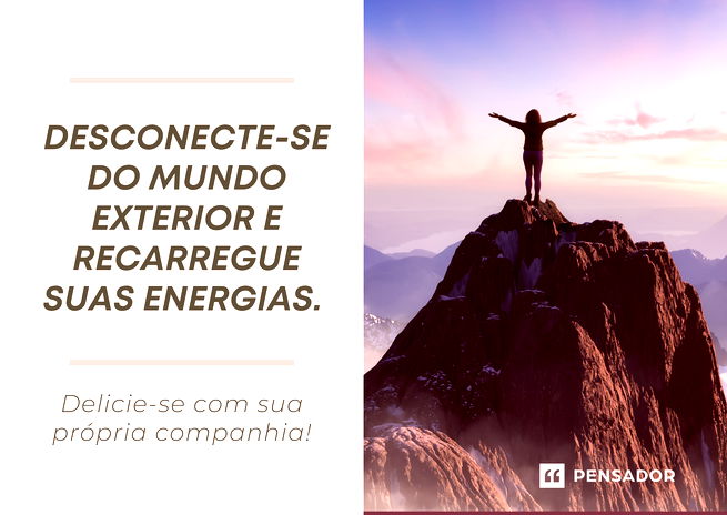 Pessoa no topo de uma montanha a erguer os braços em sinal de conquista. Texto: Desconecte-se do mundo exterior e recarregue suas energias. Delicie-se com sua própria companhia!