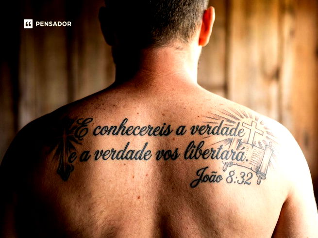 homem com tatuagem &ldquo;e conhecereis a verdade e a verdade vos libertar&aacute;"