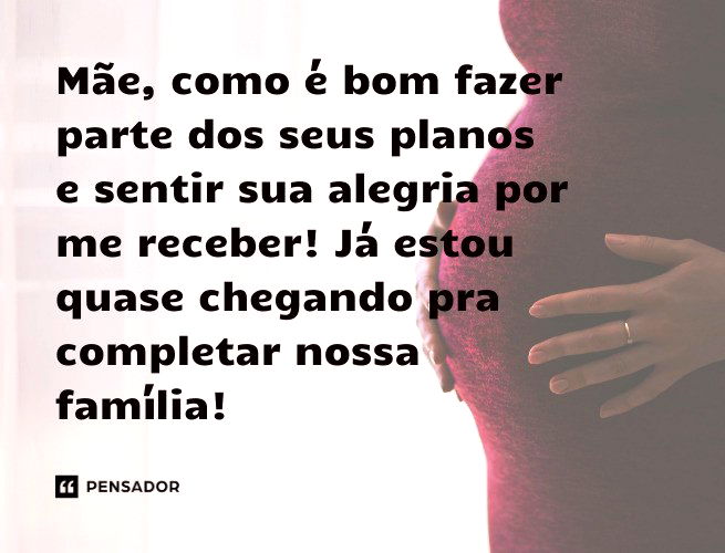 Barriga de mulher grávida de lado com a mão em cima da barriga.