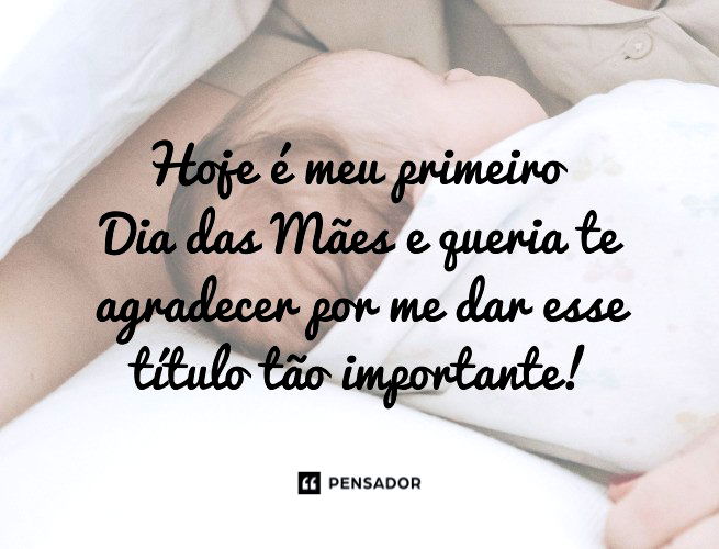 Bebê dormindo com a mãe do lado.