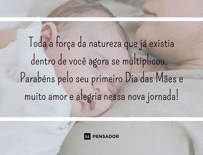 Bebê dormindo no colo da mãe.