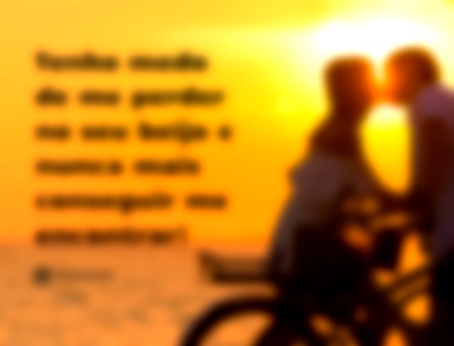 Casal se beijando em cima de suas bicicletas em frente ao mar.