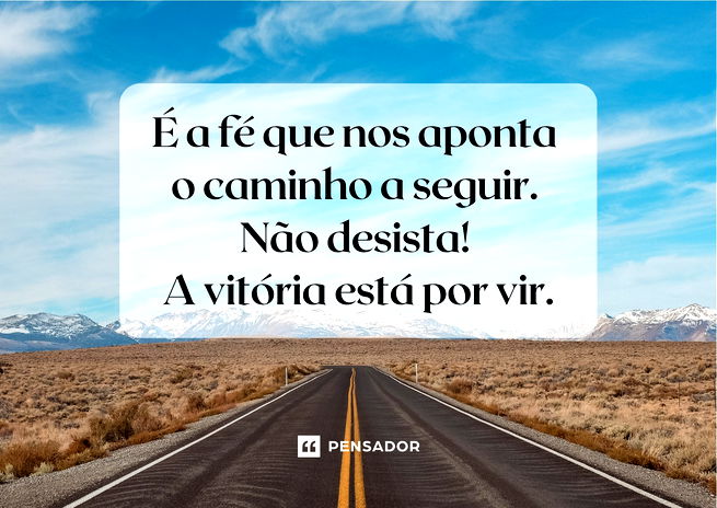 ´strada deserta com montanhas ao fundo e céu azul. †exto: É a fé que nos aponta o caminho a seguir. Não desista! A vitória está por vir.