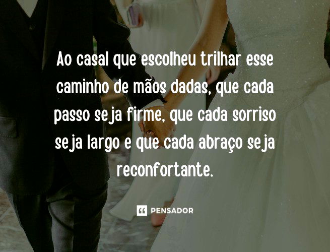 Casal de noivo e noiva de mãos dadas.