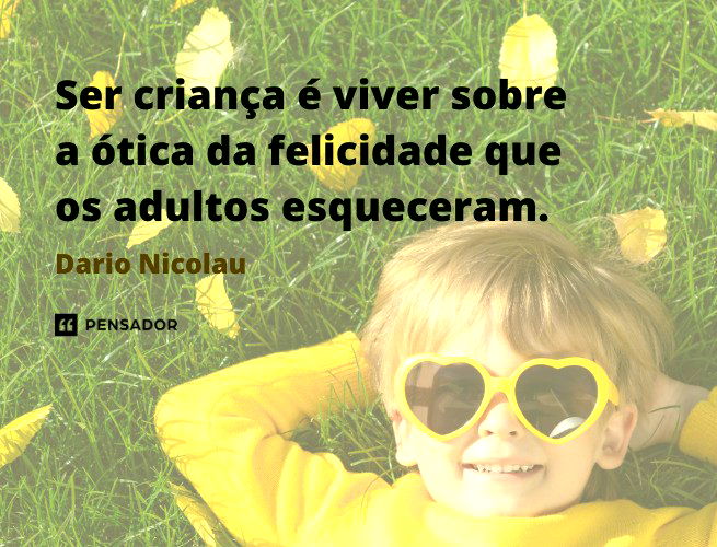 Criança com óculos amarelo em forma de coração.