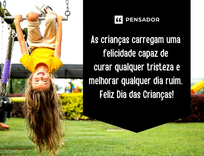 Criança brincando pendurada de cabeça para baixo.
