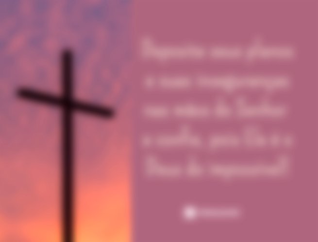 Foto de uma cruz e o entardecer ao fundo, com o céu com tons de cor-de-rosa e lilás.