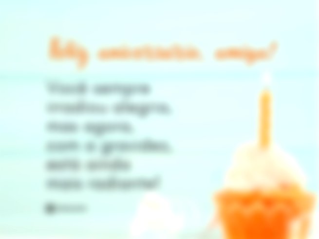 Cupcake com base laranja e vela de aniversário.