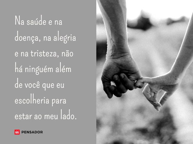 M&atilde;os de um homem e de uma mulher com um dos dedos se tocando, fotografia em preto e branco.