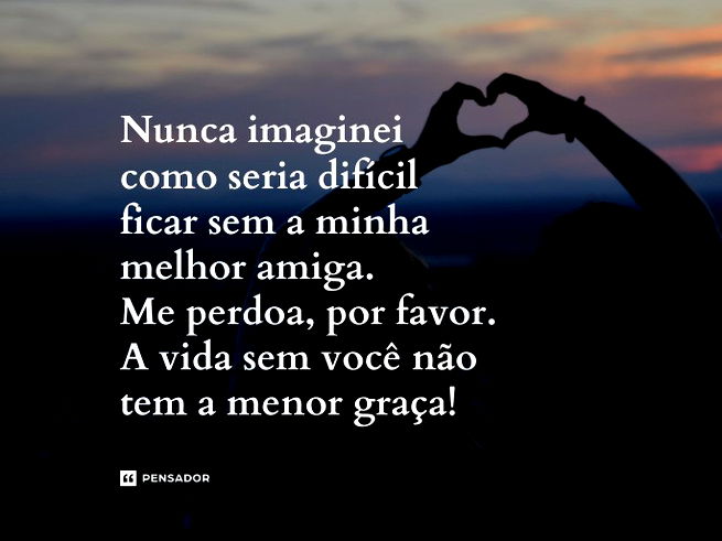 Amigas de costas fazendo coração com a mão.