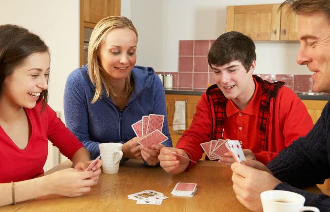 Família jogando cartas